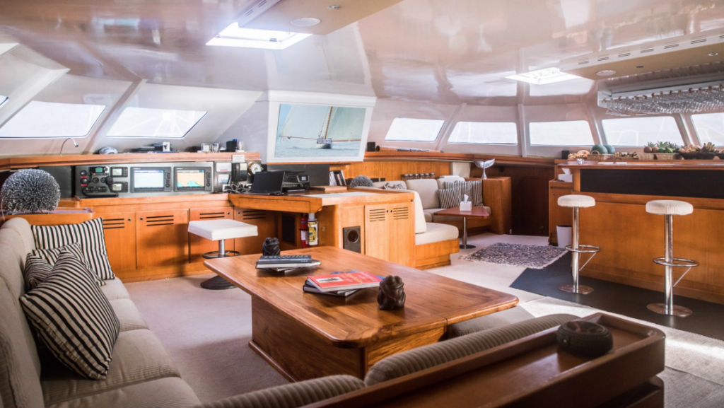 Lonestar liveaboard luxury yacht - lounge